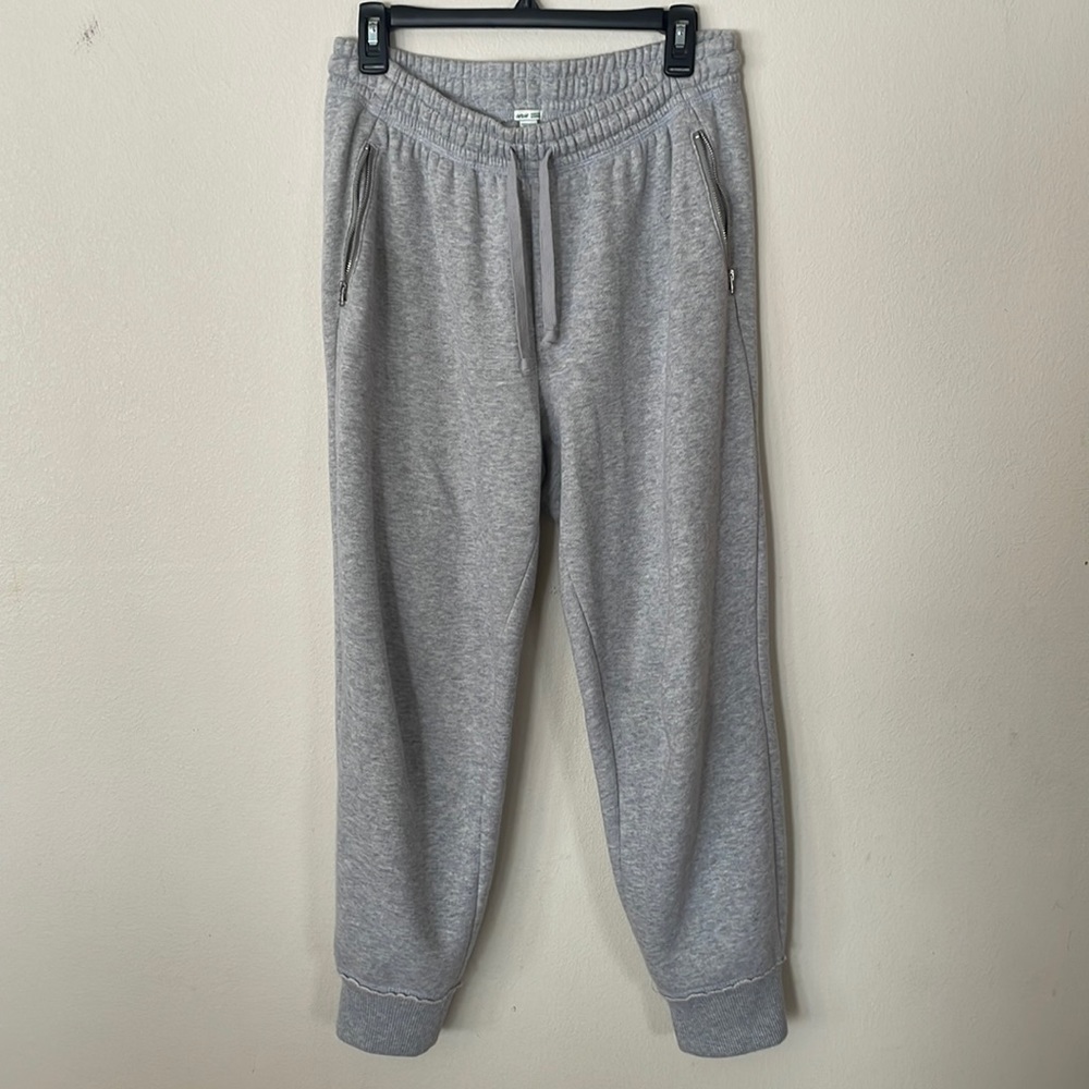 Womens medium Aerie grey joggers with zipper pockets